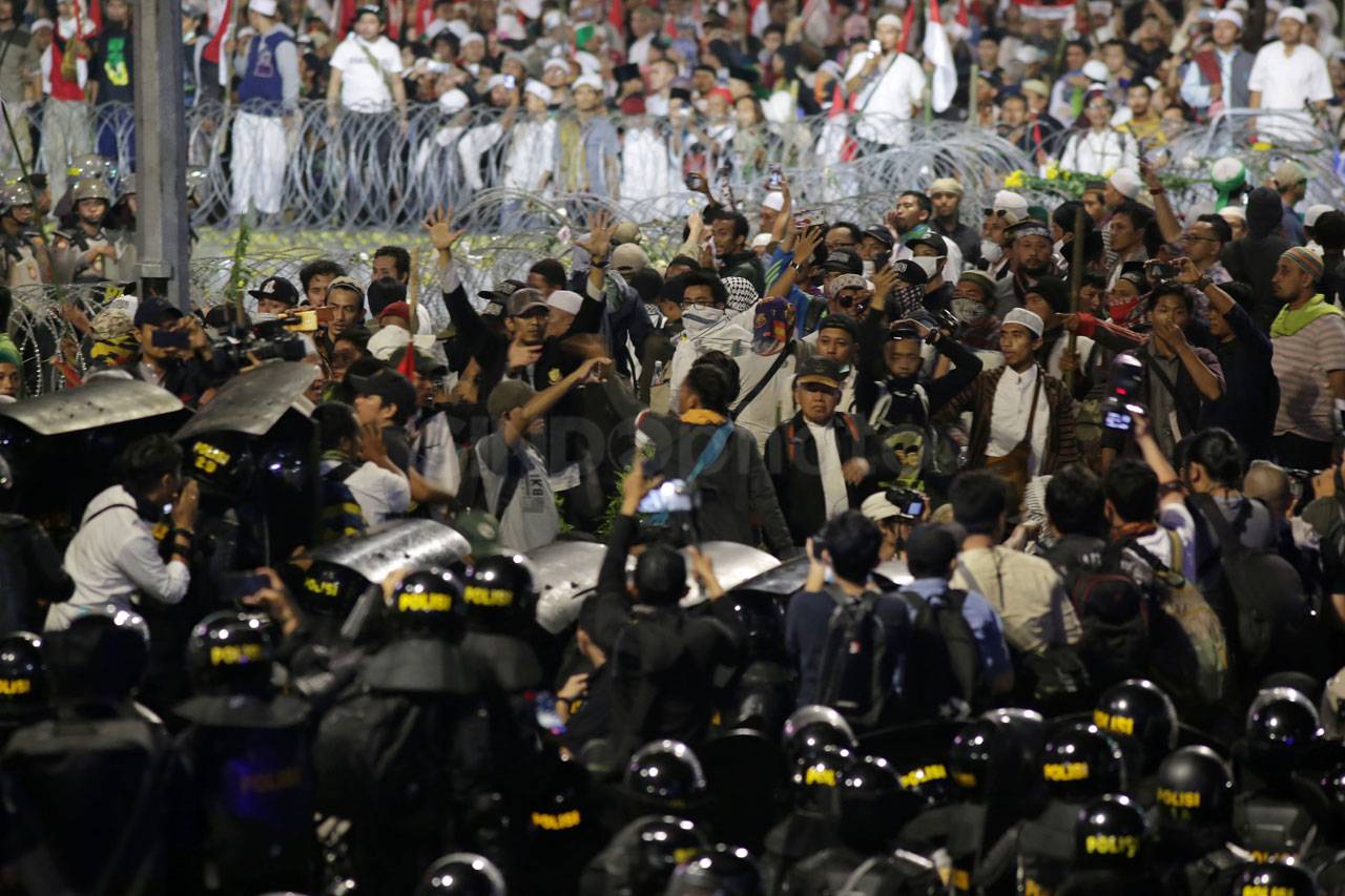 Usai Laksanakan Tarawih,...