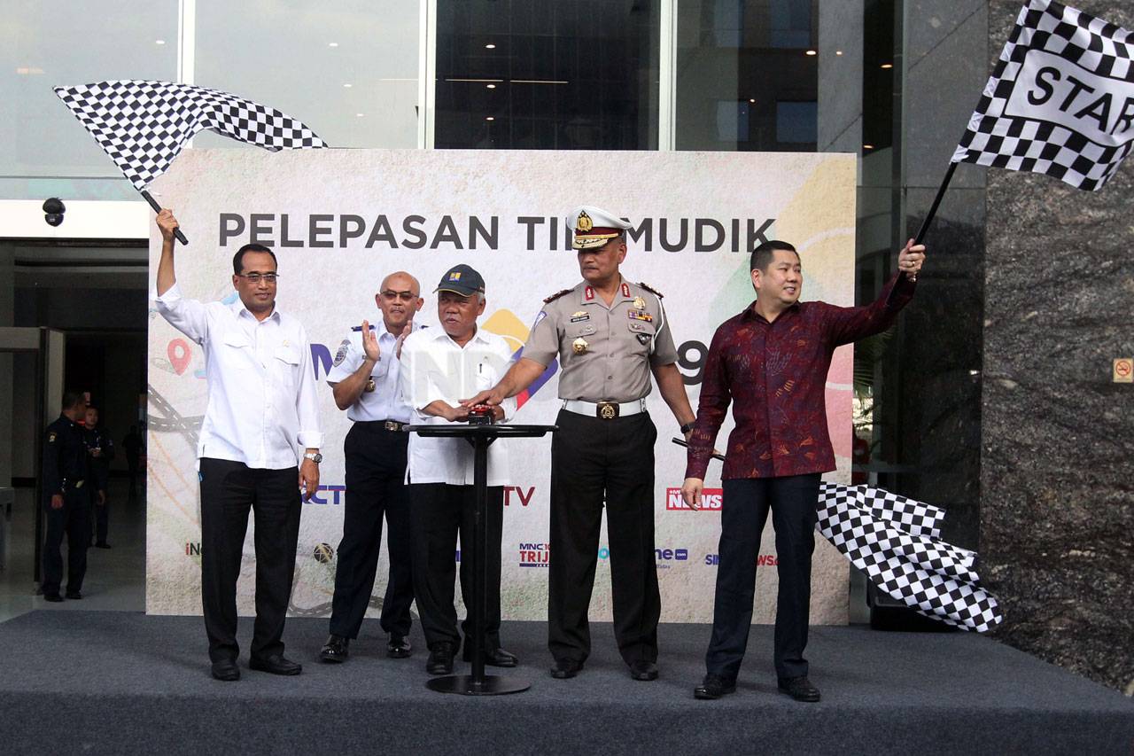 Menhub Lepas Tim Mudik...