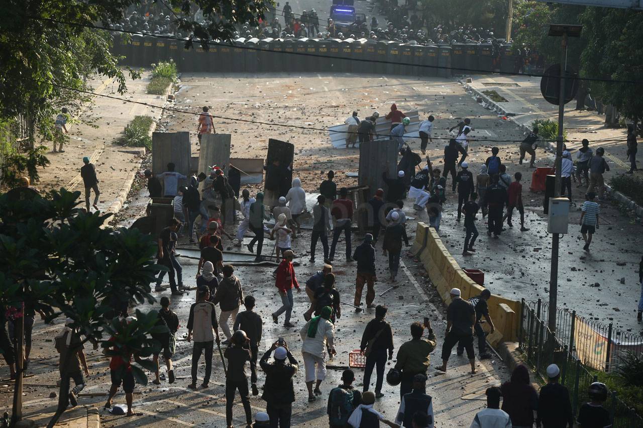 Polisi dan Massa Kembali...