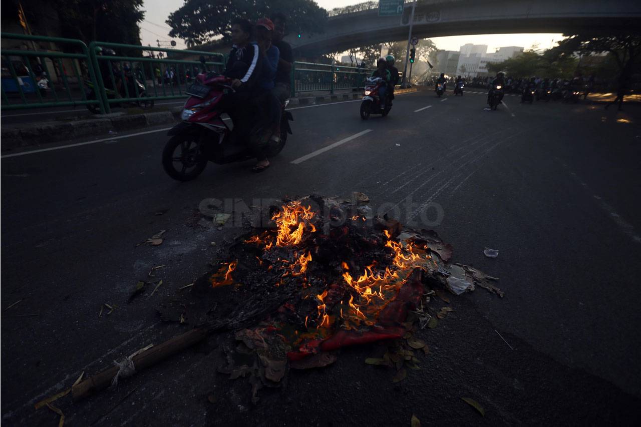 Polisi dan Massa Kembali...