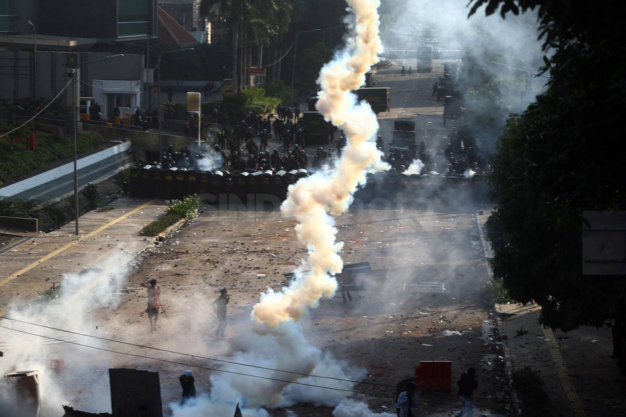 Polisi dan Massa Kembali...