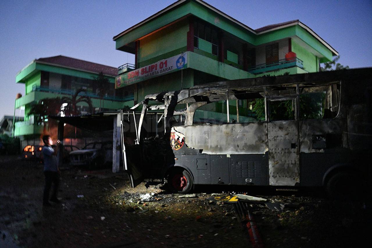 Sejumlah Mobil Terbakar...