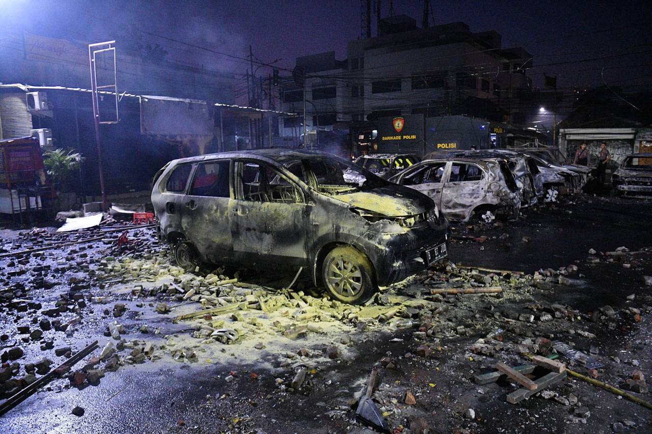 Sejumlah Mobil Terbakar...