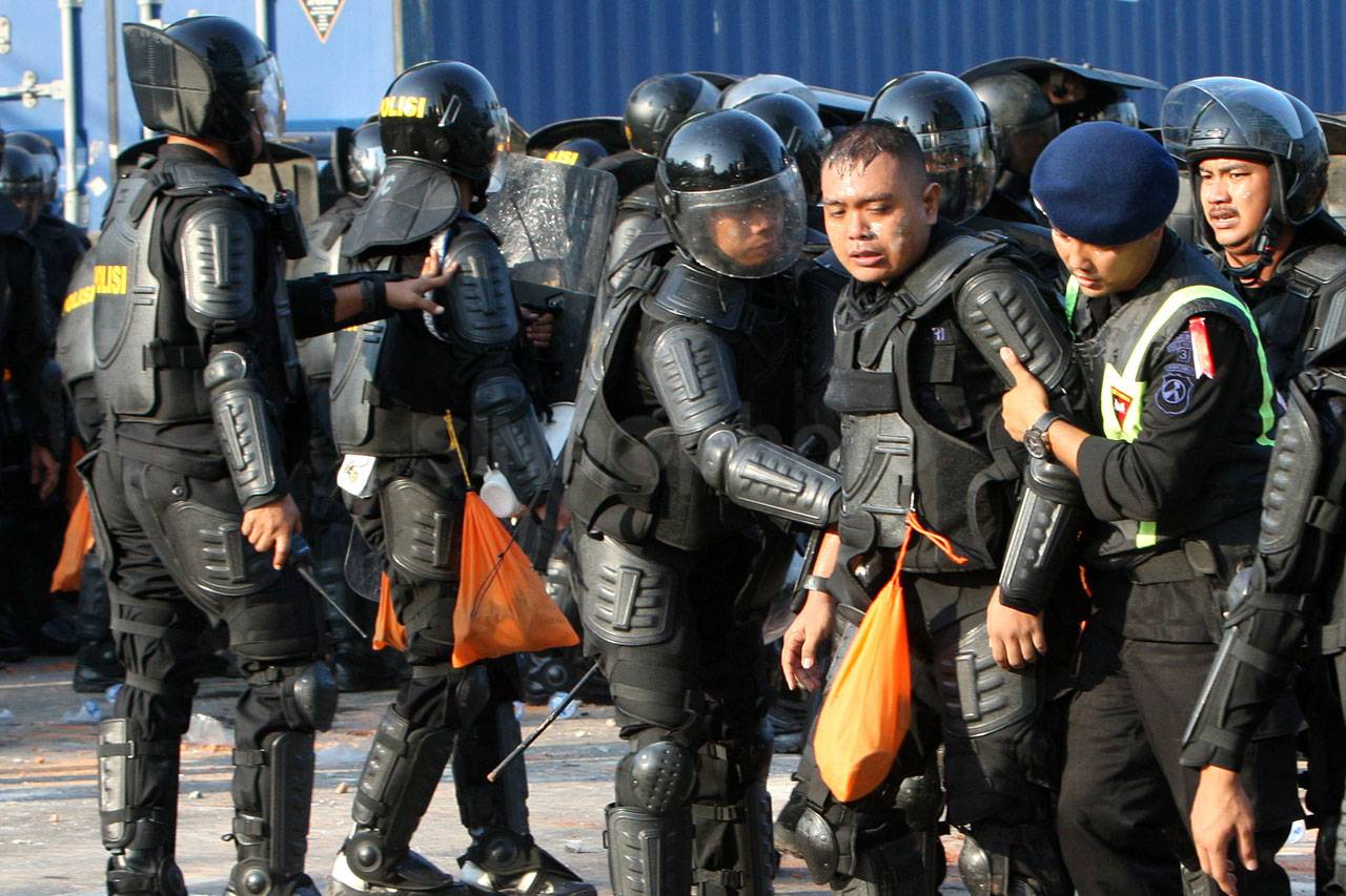 Bentrokan Massa dengan...
