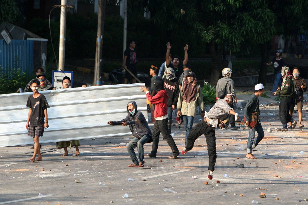 Bentrokan Massa dengan...