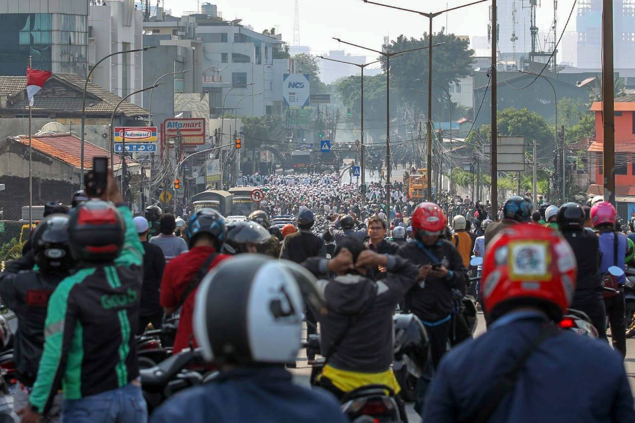 Polisi Hadang Massa...