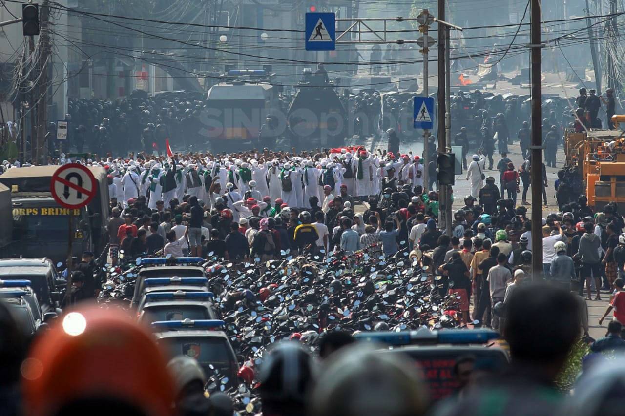 Polisi Hadang Massa...