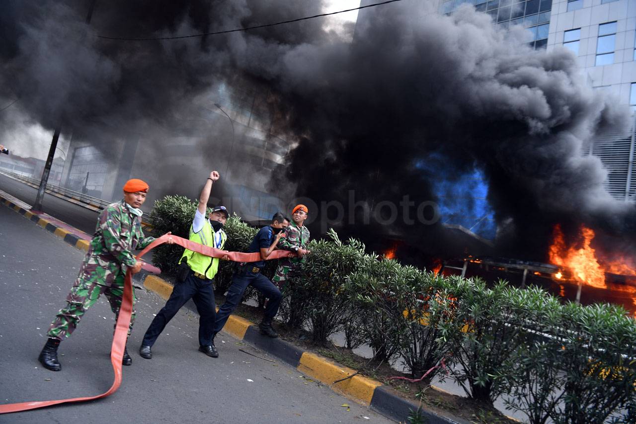 Dua Bus Brimob Terbakar...