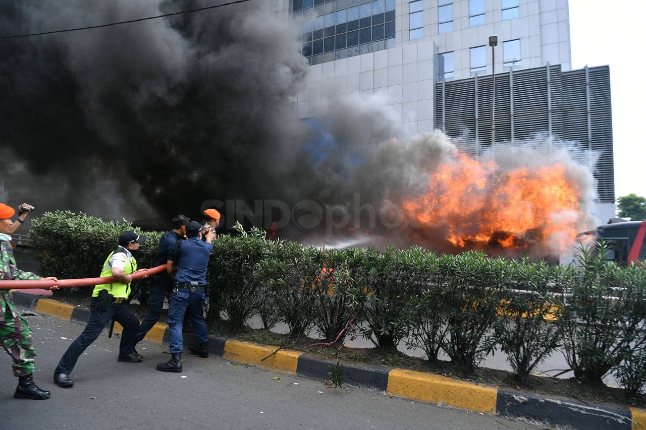 Dua Bus Brimob Terbakar...