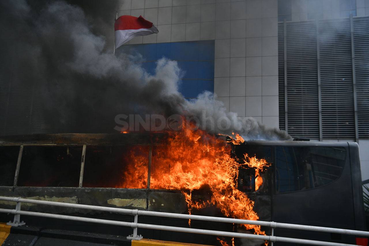 Dua Bus Brimob Terbakar...