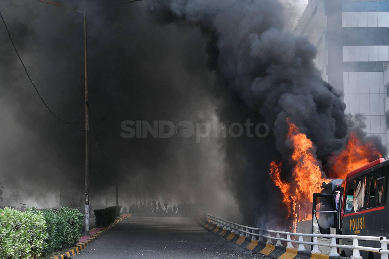 Dua Bus Brimob Terbakar...