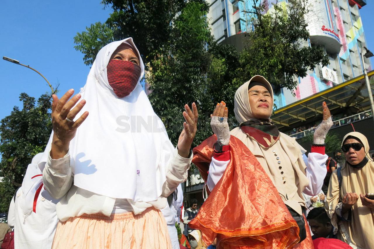 Ribuan Orang Ikuti Aksi...
