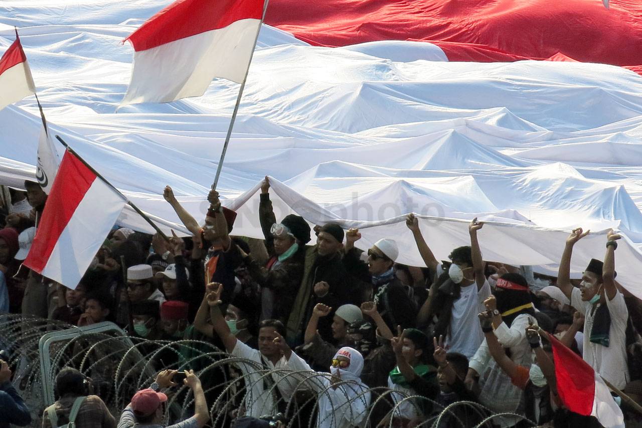 Ribuan Orang Ikuti Aksi...