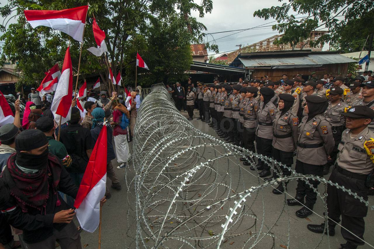Pengunjuk Rasa Gelar...