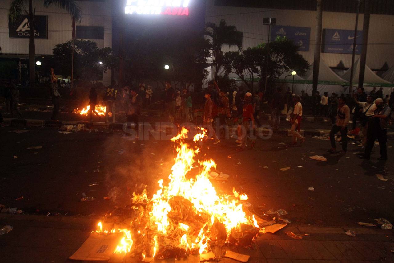Bentrok Polisi dan Massa...