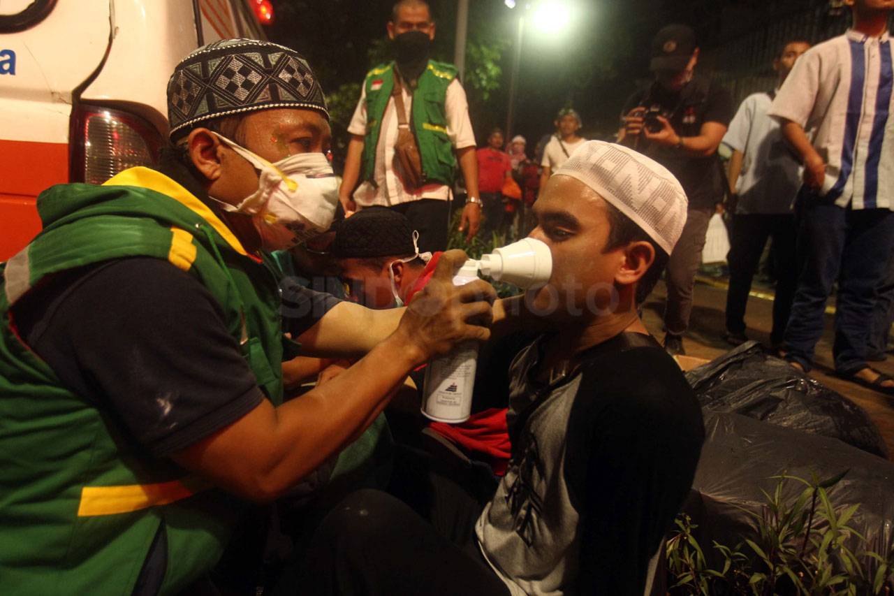 Bentrok Polisi dan Massa...