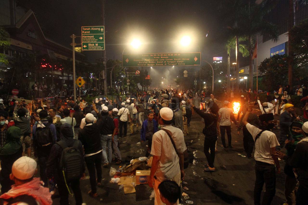 Bentrok Polisi dan Massa...