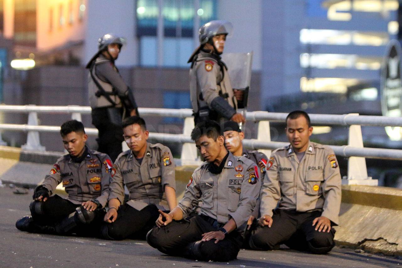 Gas Air Mata Pukul Mundur...