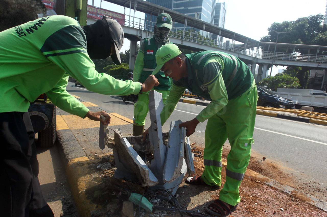 Petugas Bersihkan Puing...