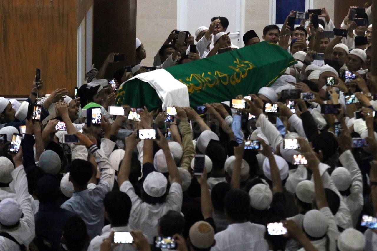 Ribuan Warga Iringi...