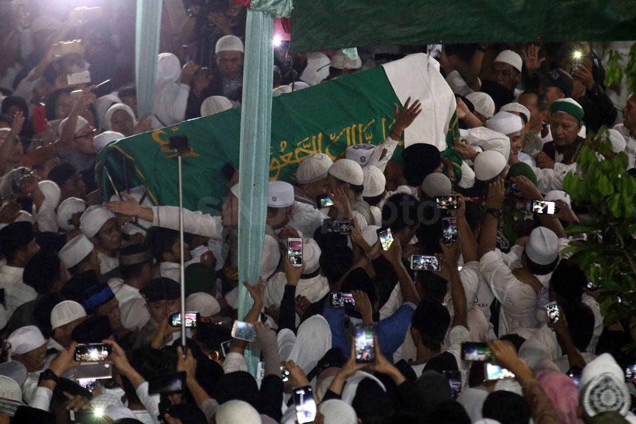 Ribuan Warga Iringi...