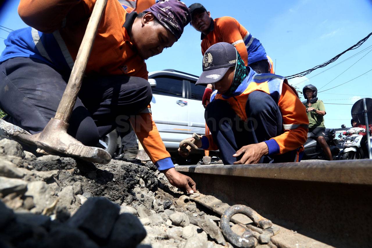 Perawatan Rel Kereta...