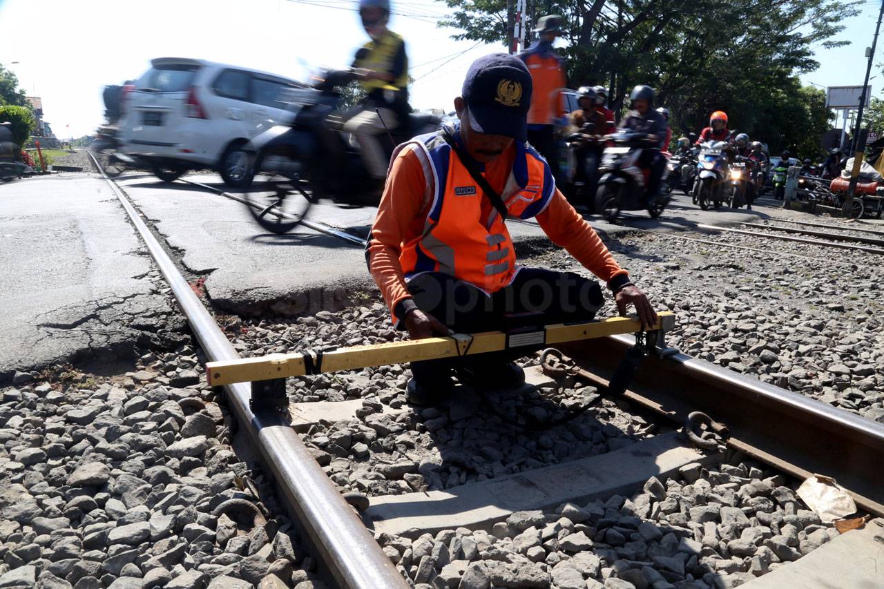 Perawatan Rel Kereta...