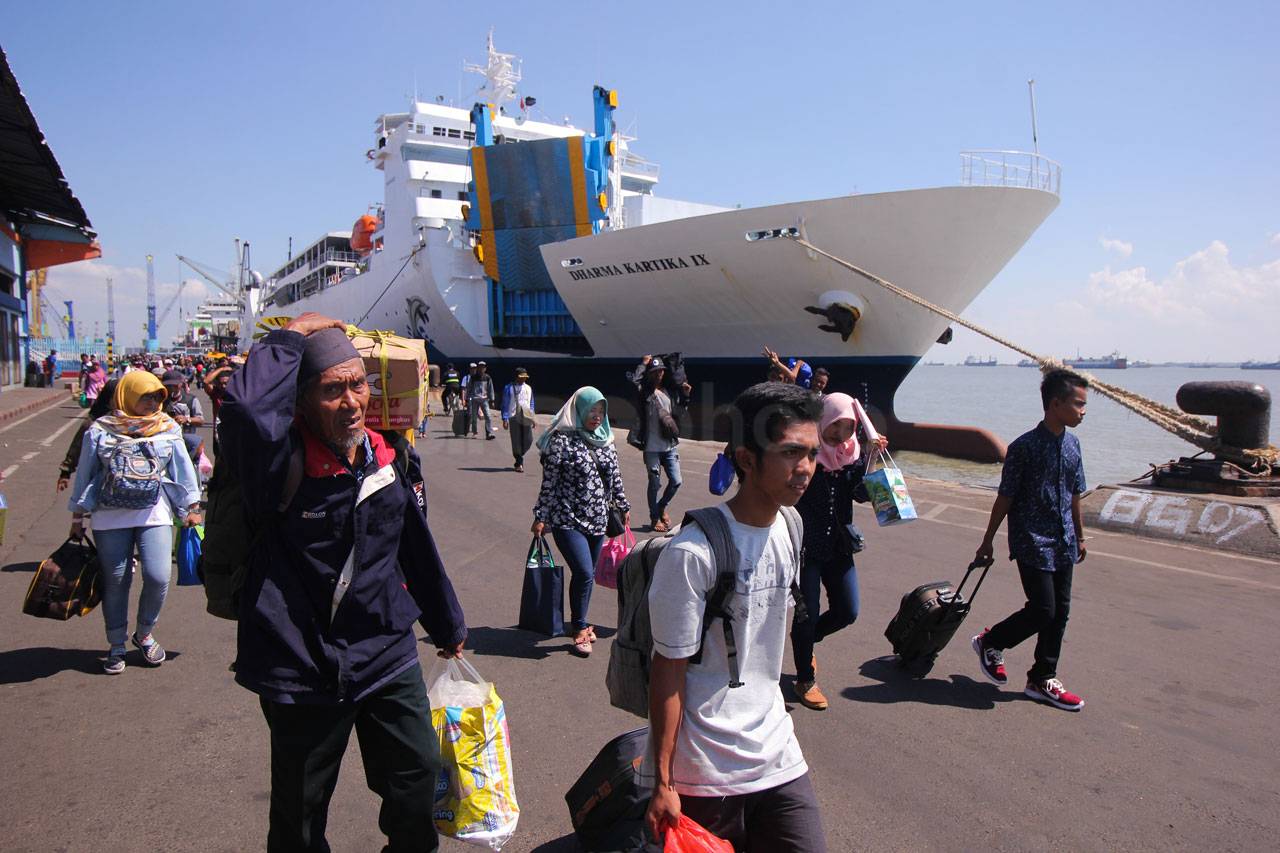 Pemudik Kapal Laut Tiba...
