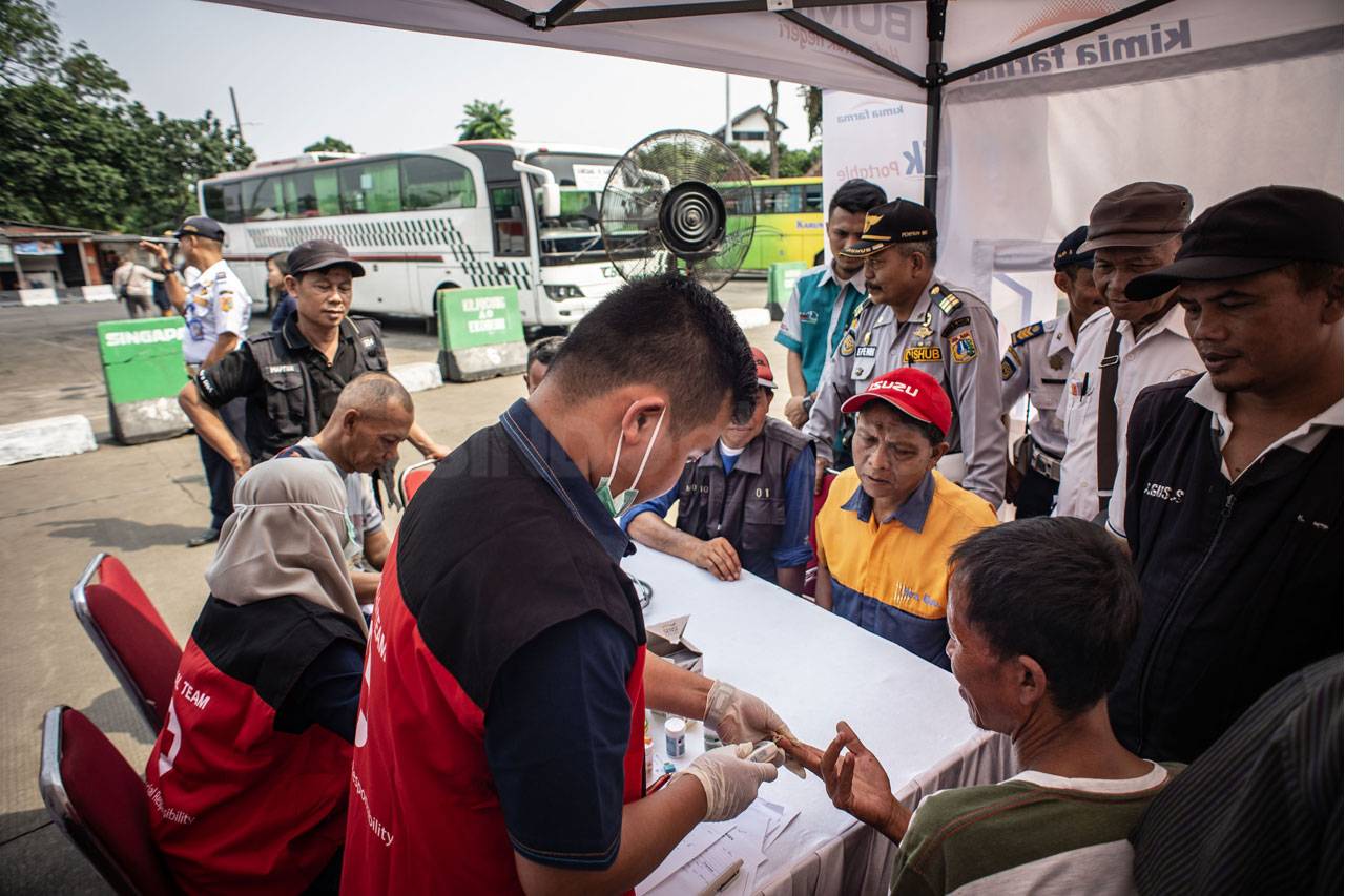 Supir Bus di Terminal...