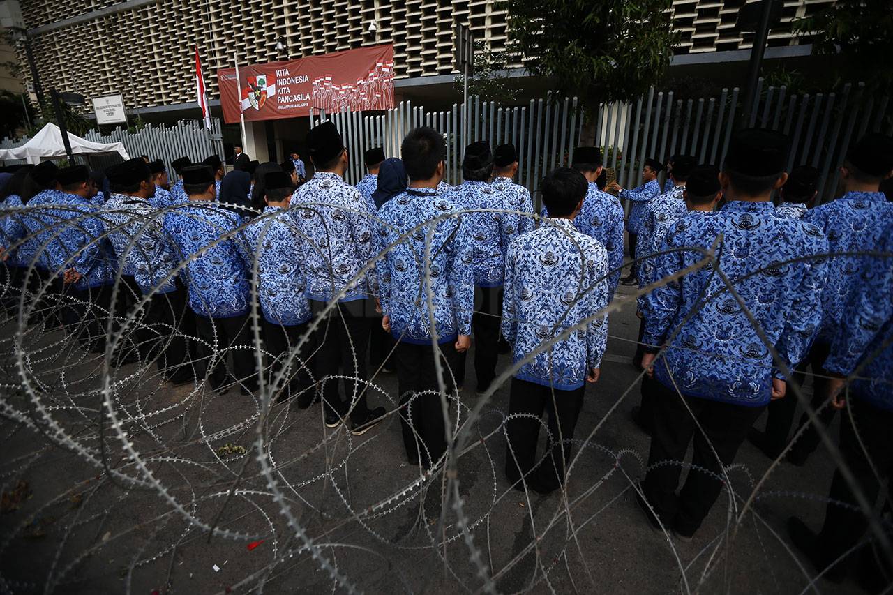 Pegawai Bawaslu Gelar...