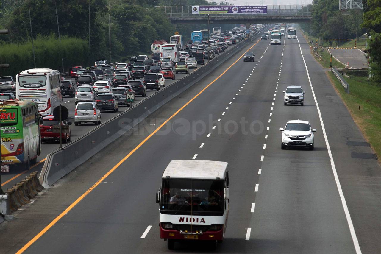 Jalan Tol Jakarta-Cikampek...