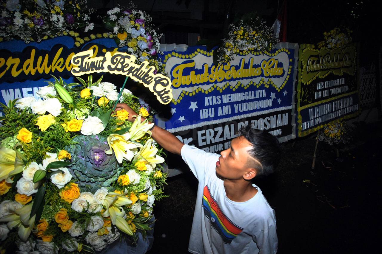Karangan Bunga Penuhi...
