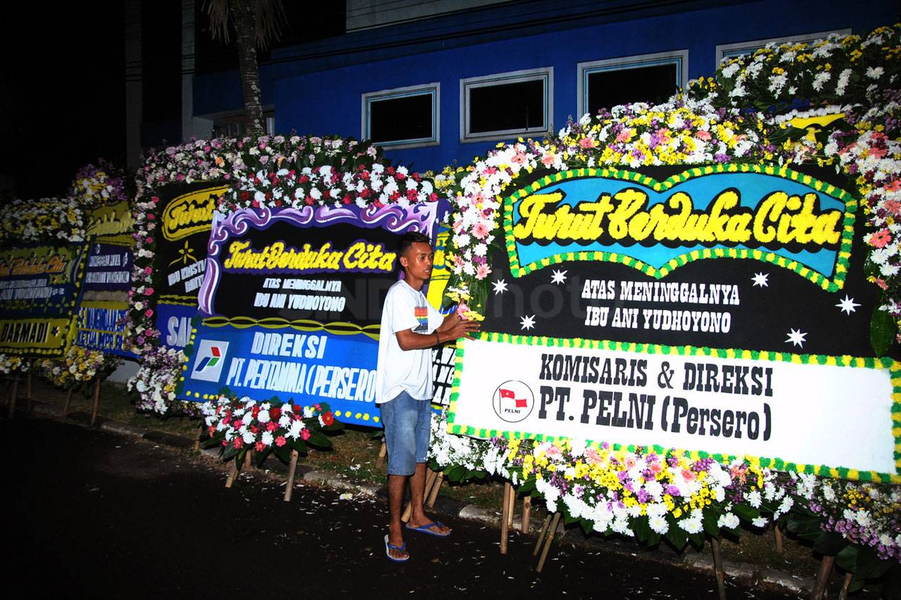 Karangan Bunga Penuhi...