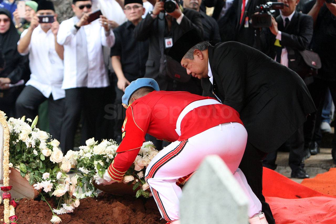 Ani Yudhoyono Dimakamkan...