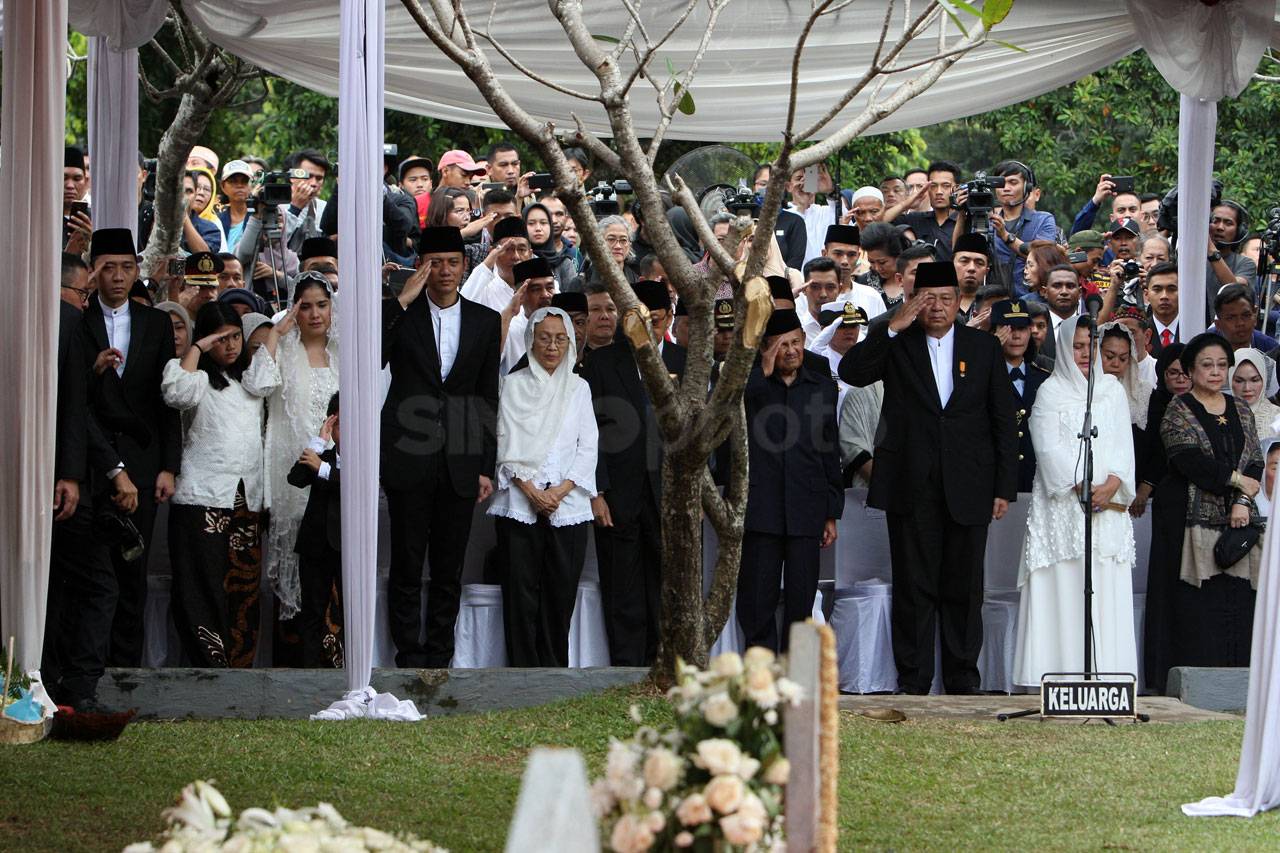 Ani Yudhoyono Dimakamkan...