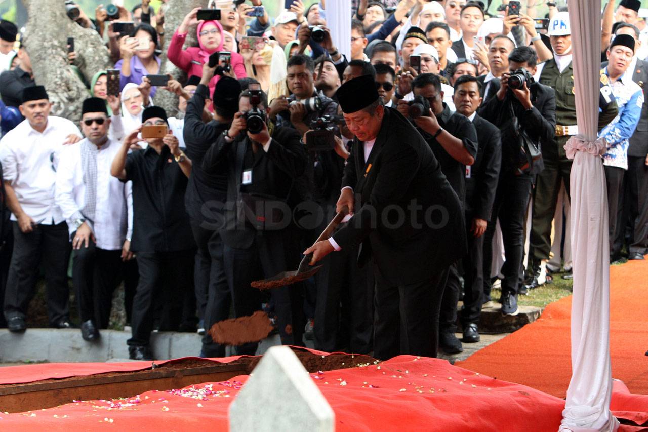 Ani Yudhoyono Dimakamkan...