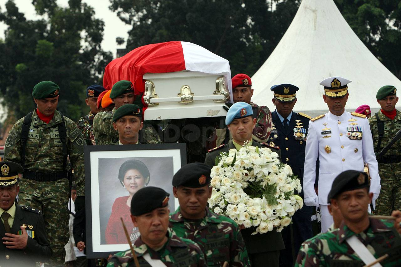 Ani Yudhoyono Dimakamkan...