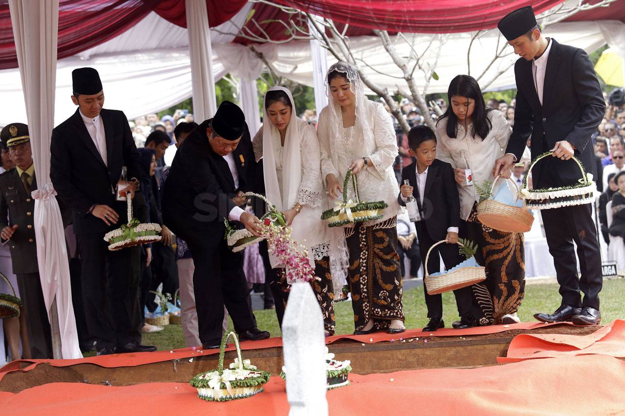 Ani Yudhoyono Dimakamkan...