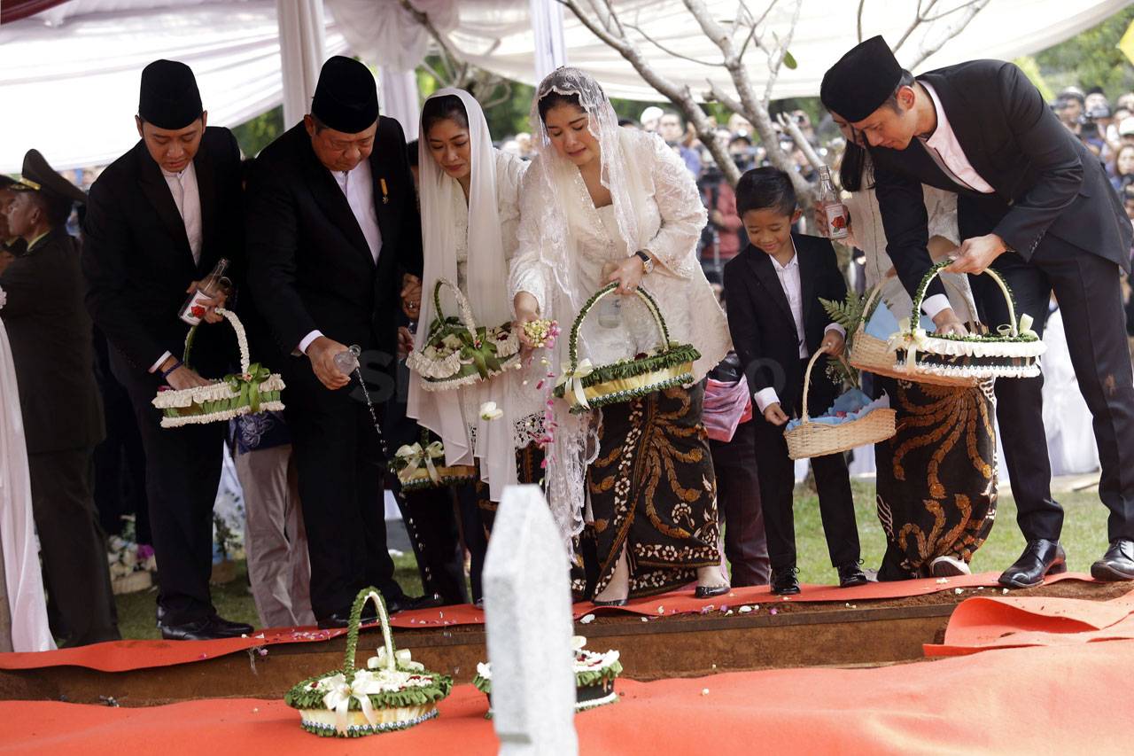 Ani Yudhoyono Dimakamkan...