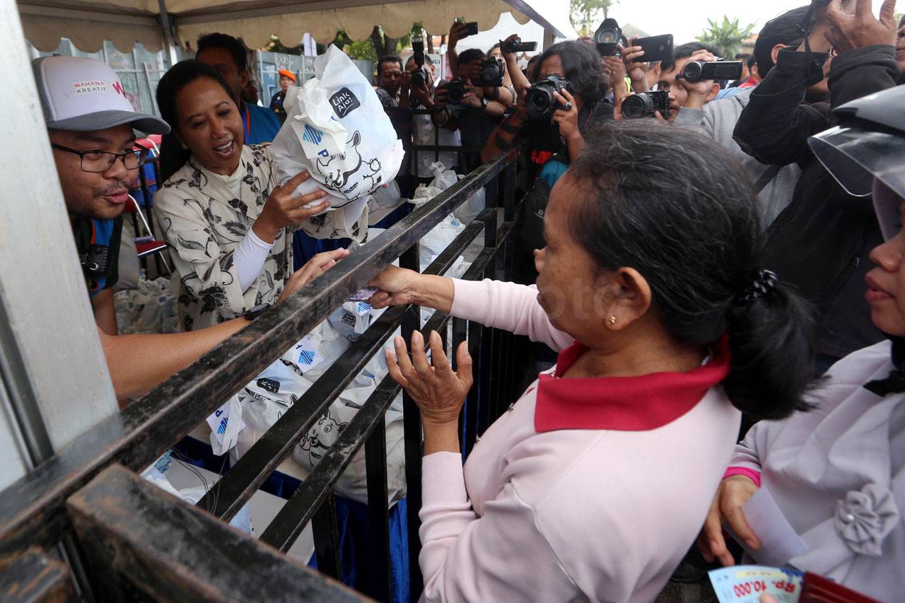 Rini Soemarno Bagikan...