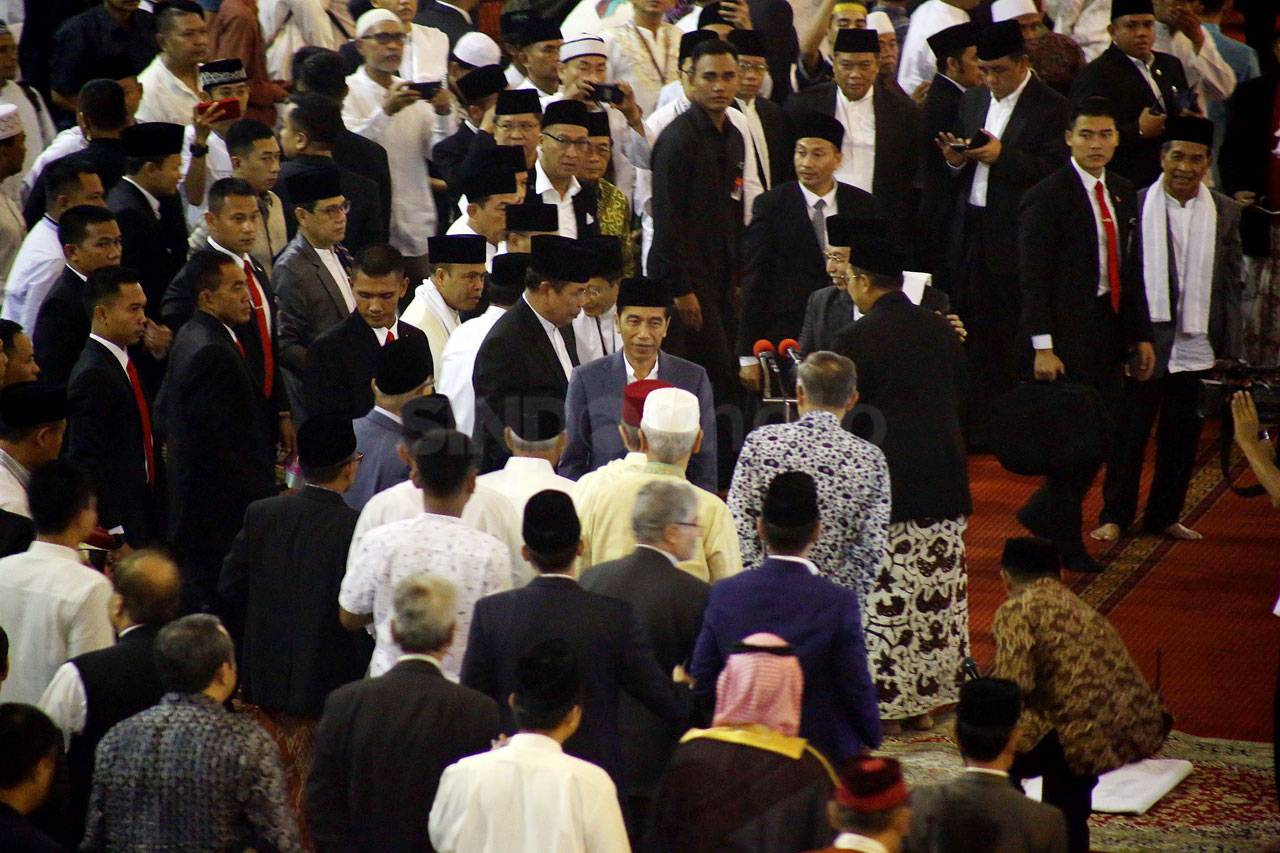 Presiden Jokowi Salat...