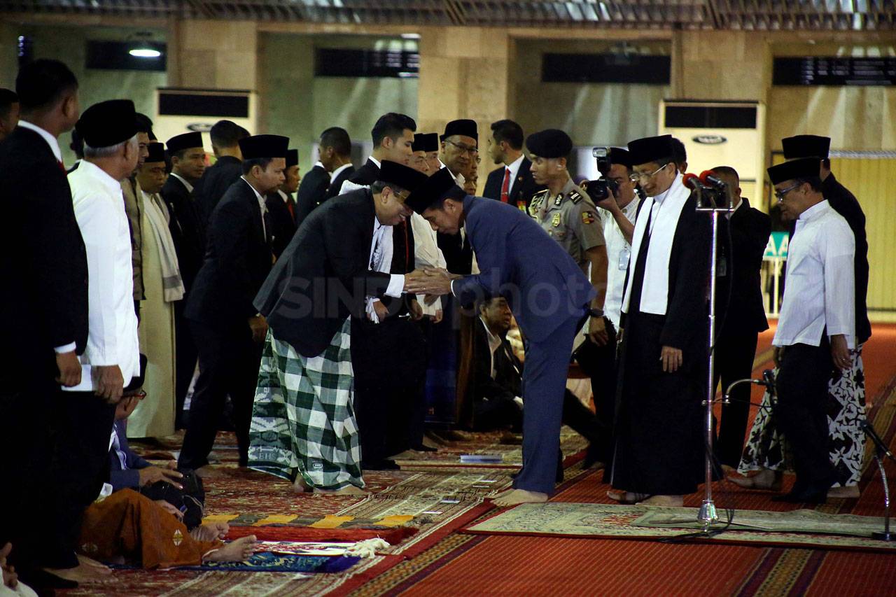 Presiden Jokowi Salat...