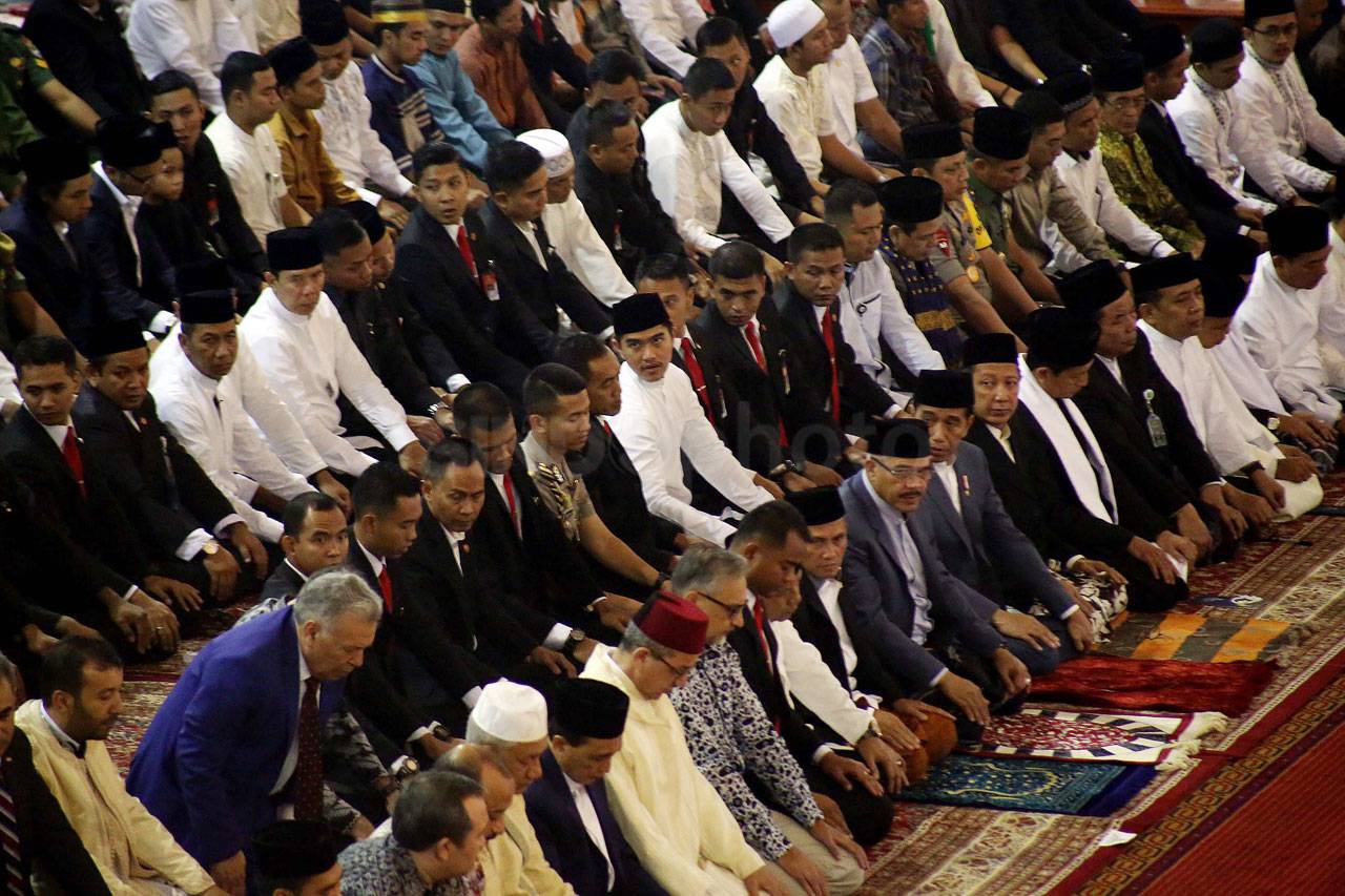 Presiden Jokowi Salat...
