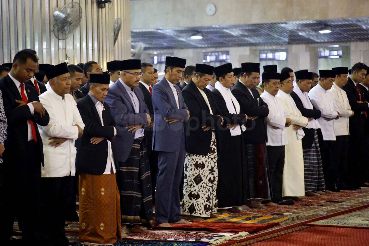 Presiden Jokowi Salat...