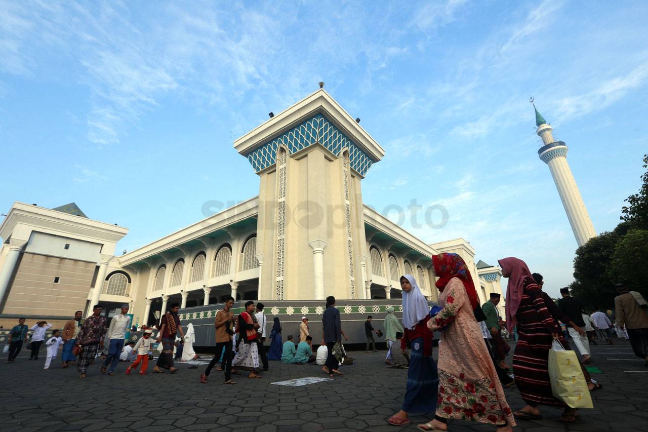 Ribuan Umat Muslim Salat...