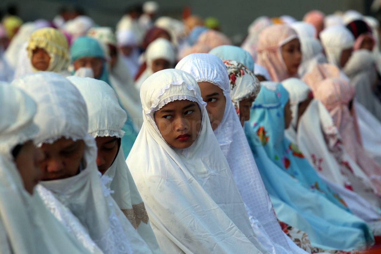Ribuan Umat Muslim Salat...
