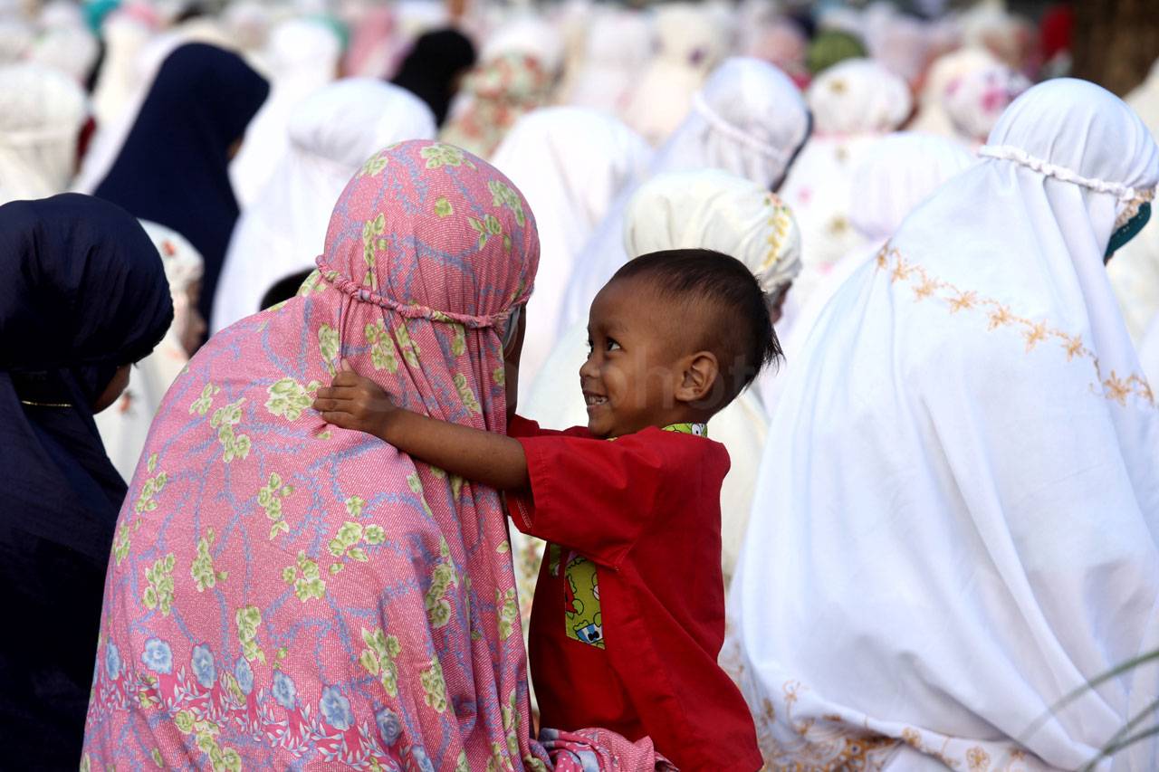 Ribuan Umat Muslim Salat...