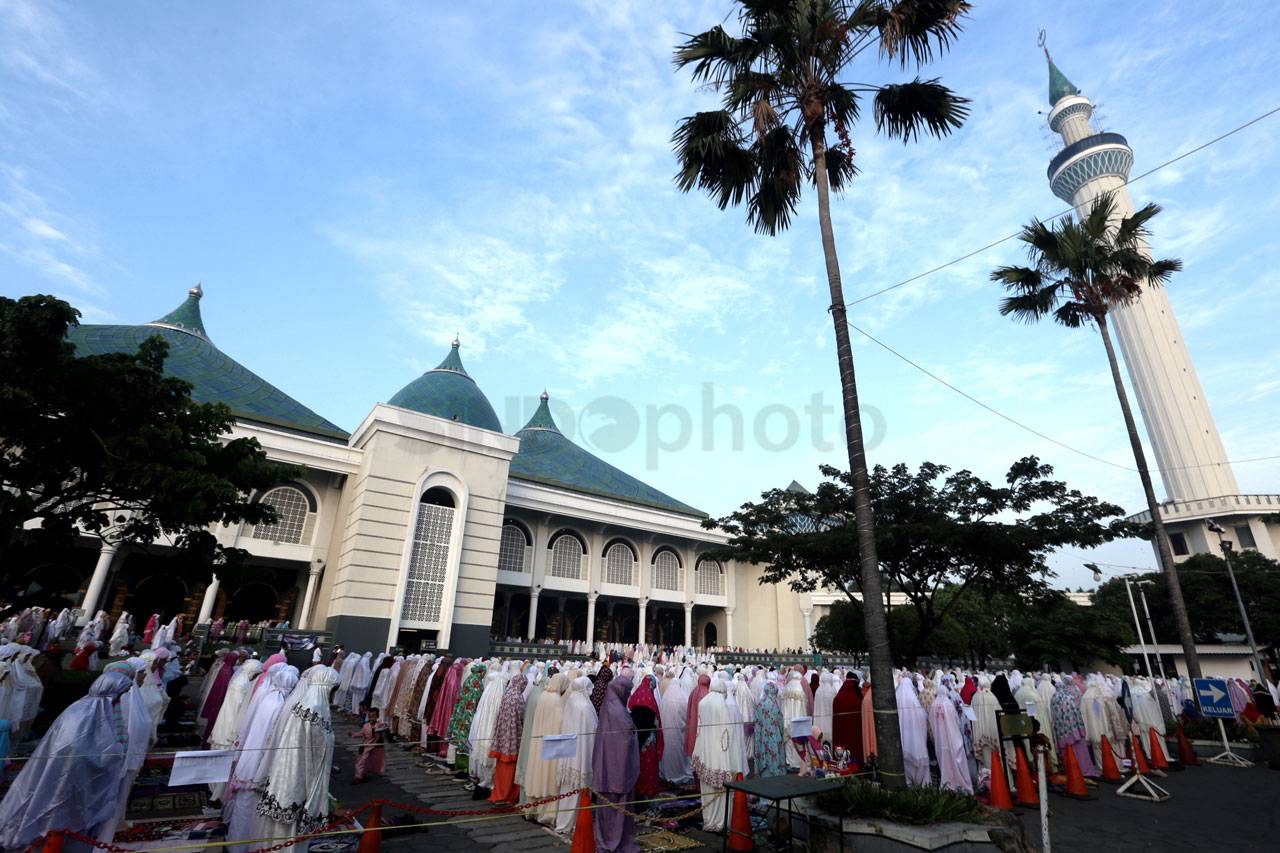 Ribuan Umat Muslim Salat...