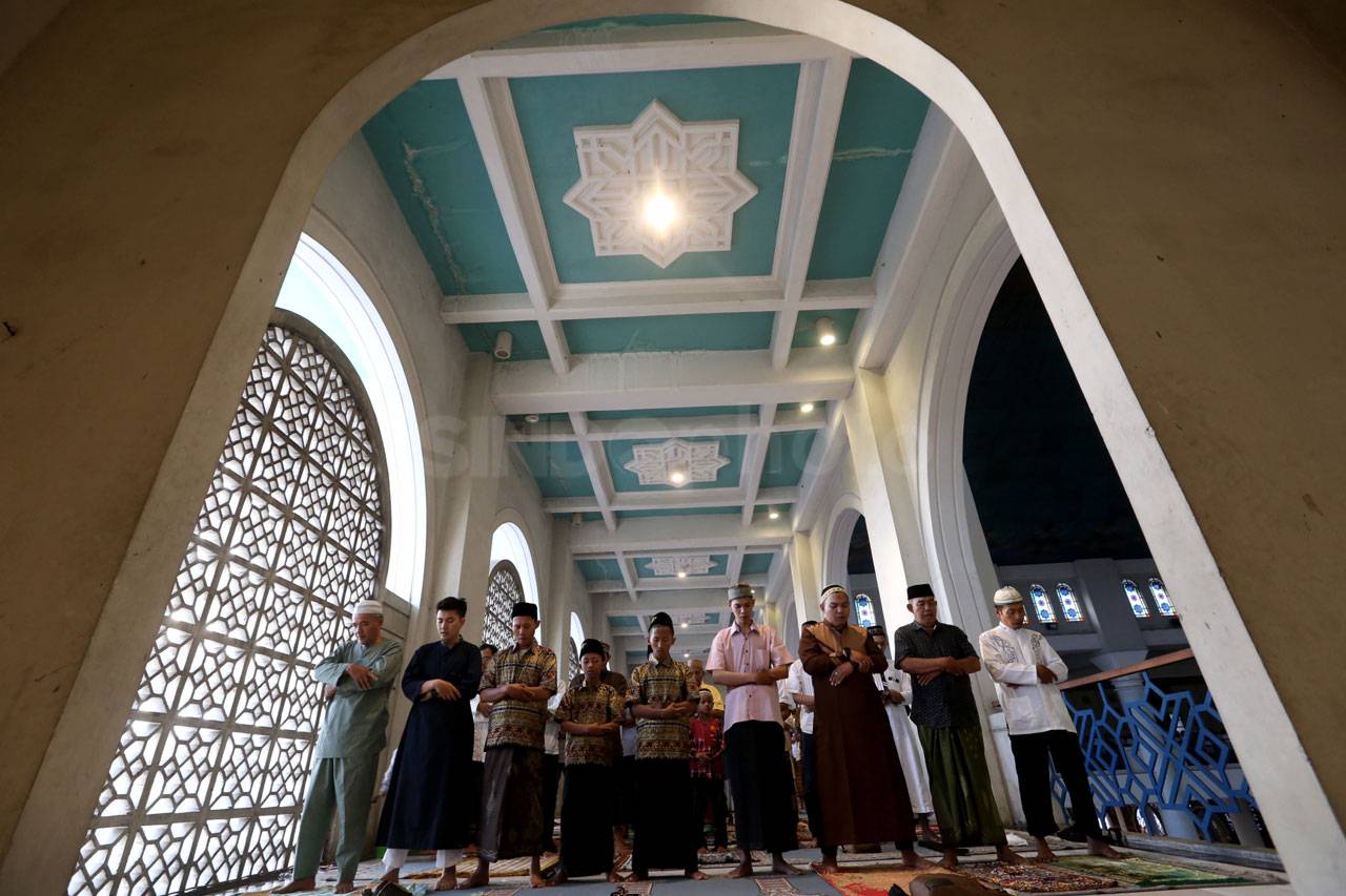 Ribuan Umat Muslim Salat...