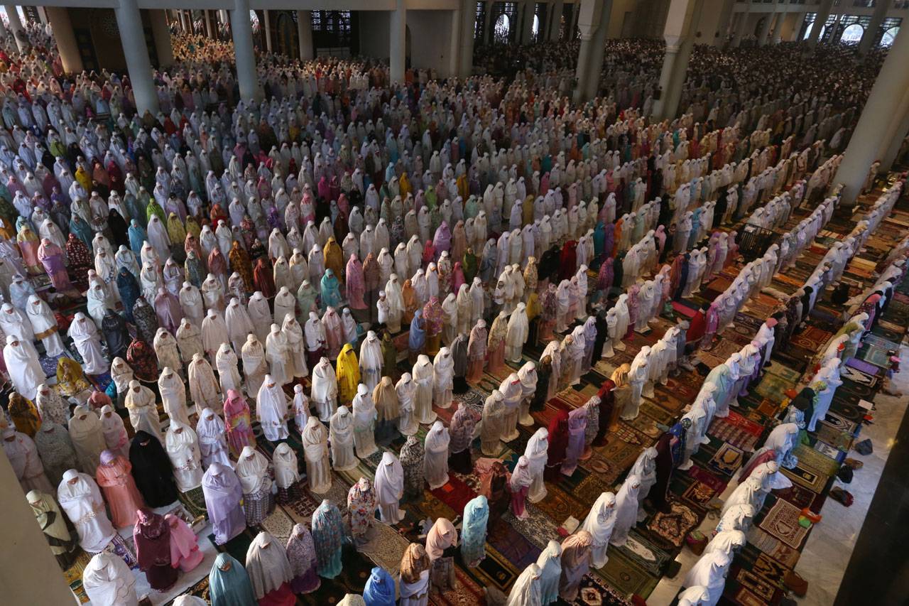 Ribuan Umat Muslim Salat...
